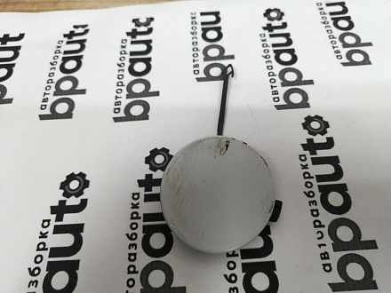 AA045657; Заглушка букс. крюка переднего бампера (8K0 807 241 C) для Audi A4 B8/БУ; Оригинал; Р1, Мелкий дефект; 