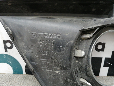 AA008143; Накладка ПТФ правая, с хром. окантовкой (BJE1-50C11) для Mazda 3 BM/БУ; Оригинал; Р1, Мелкий дефект; 