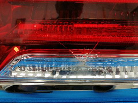 Фотография детали AA015210; Фонарь в крышку багажника правый (81580-60261) для Lexus LX570, LX450D рест. (2012 — 2015)/БУ; Оригинал; Р2, Удовлетворительное; . Фото номер 2