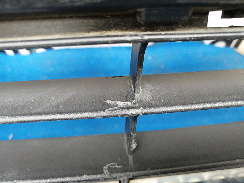 Фотография детали AA030551; Решетка переднего бампера (622542439R) для Renault Logan II (2013-2018)/БУ; Оригинал; Р1, Мелкий дефект; . Фото номер 5