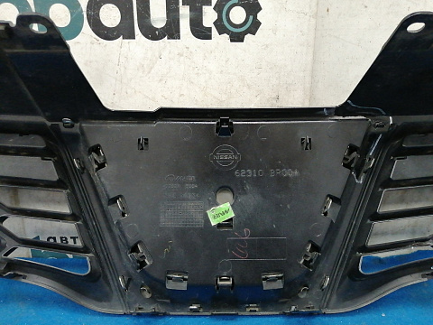 Фотография детали AA033313; Решетка радиатора (62310-BR00A) для Nissan Qashqai I рест. (2010-2013)/БУ; Оригинал; Р1, Мелкий дефект; . Фото номер 17