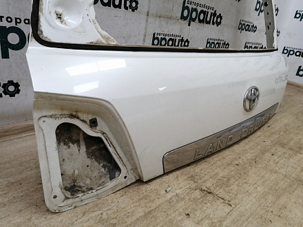 AA021594; Крышка багажника верхняя (67005-60D51) для Toyota Land Cruiser 200 рест. (2012 — 2015)/БУ; Оригинал; Р0, Хорошее; (070) Белый перламутр 3х. сл.