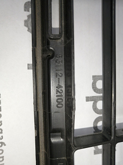 AA045207; Решетка переднего бампера верхняя; без камер. (53112-42100) для Toyota Rav4 40 рест. (2015 — 2019)/БУ; Оригинал; Р1, Мелкий дефект; 