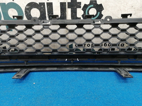 Фотография детали AA036541; Решетка переднего бампера (GX73-17H750-AA) для Jaguar XE I (2015-2019)/БУ; Оригинал; Р1, Мелкий дефект; . Фото номер 10
