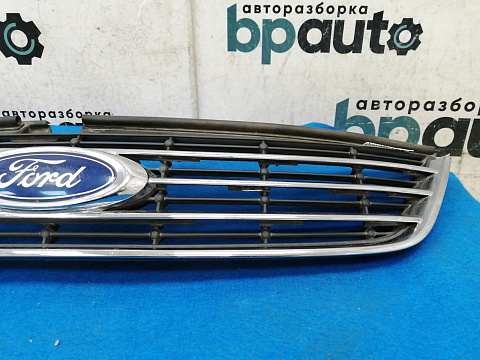 Фотография детали AA025795; Решетка радиатора (7S71-8200-B) для Ford Mondeo/БУ; Оригинал; Р1, Мелкий дефект; . Фото номер 6