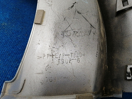 AA036034; Накладка крышки багажника верхняя левая (76804-42010) для Toyota Rav4/БУ; Оригинал; Р1, Мелкий дефект; 