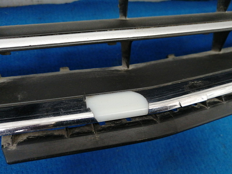 Фотография детали AA025634; Решетка переднего бампера (13238553) для Opel Astra/БУ; Оригинал; Р1, Мелкий дефект; . Фото номер 3
