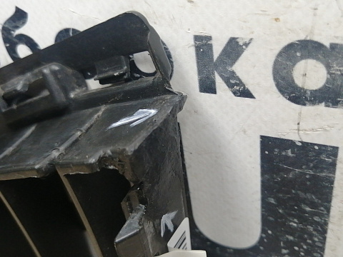 Фотография детали AA045113; Решетка переднего бампера (5K0853677) для Volkswagen Golf/БУ; Оригинал; Р1, Мелкий дефект; . Фото номер 11