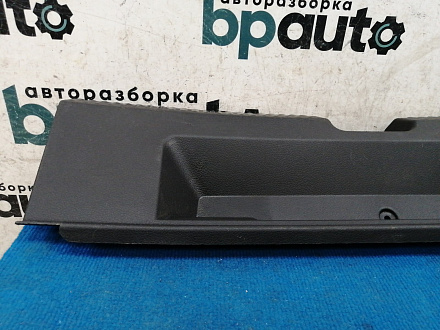 AA036195; Накладка задней панели (6RU863459A) для Volkswagen Polo/БУ; Оригинал; Р1, Мелкий дефект; 