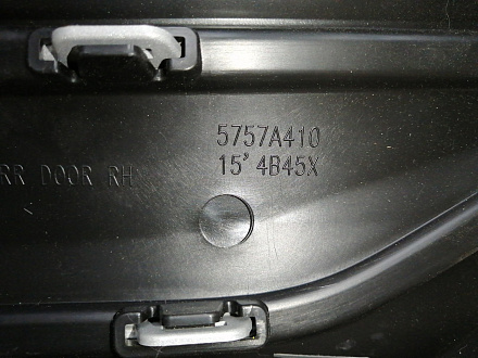 AA045189; Накладка задней правой двери (5757A410) для Mitsubishi Outlander/Нов с деф; Оригинал; Р1, Мелкий дефект; 
