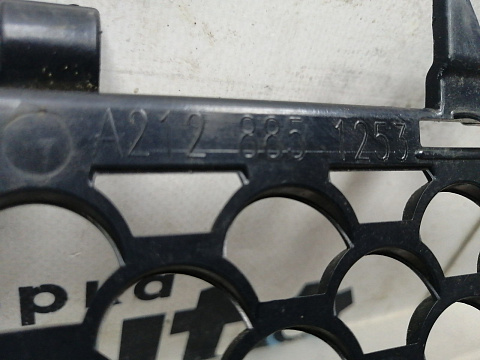 Фотография детали AA045493; Решетка переднего бампера, AMG (A2128851253) для Mercedes-Benz E-klasse W212 S212/БУ; Оригинал; Р1, Мелкий дефект; . Фото номер 11