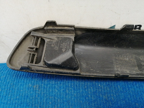 Фотография детали AA037426; Молдинг переднего бампера правый; под омыват. (1K0807718C) для Volkswagen Golf/БУ; Оригинал; Р1, Мелкий дефект; . Фото номер 4