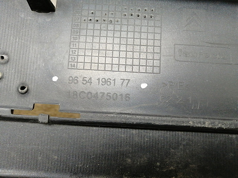 Фотография детали AA026327; Бампер передний, до 2010г; без паркт.; под омыват. (9654196177) для Citroen C4 Picasso I (2006-2013)/БУ; Оригинал; Р1, Мелкий дефект; . Фото номер 13