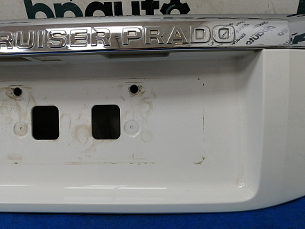 AA031427; Накладка крышки багажника (76811-0G010) для Toyota Land Cruiser Prado 150 (2010 — 2013)/БУ; Оригинал; Р0, Хорошее; (040) Белый