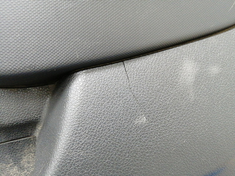 Фотография детали AA019436; Обшивка двери передняя правая (809001160R) для Renault Logan II (2013-2018)/БУ; Оригинал; Р1, Мелкий дефект; . Фото номер 2