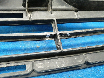 AA034227; Решетка переднего бампера (53112-60200) для Toyota Land Cruiser Prado 150 рест. (2013 — 2017)/БУ; Оригинал; Р1, Мелкий дефект; 