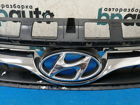 Фотография детали AA030381; Решетка радиатора (86351-3Z000) для Hyundai I 40/БУ; Оригинал; Р1, Мелкий дефект; . Фото номер 4