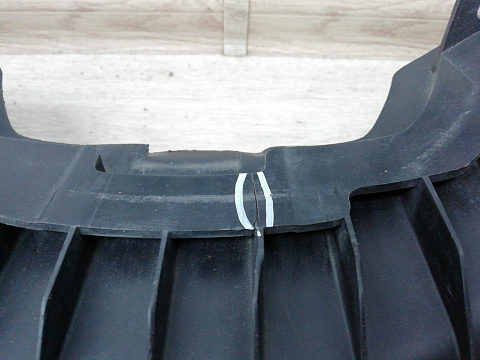Фотография детали AA002996; Кронштейн крепления решетки радиатора (TD11-50-0K1C) для Mazda CX-9 I (2006-2012)/БУ; Оригинал; Р1, Мелкий дефект; . Фото номер 4