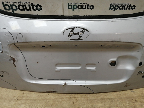 Фотография детали AA037972; Крышка багажника, без спойленра (73700-2B030) для Hyundai Santa Fe/БУ; Оригинал; Р2, Удовлетворительное; . Фото номер 10