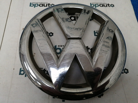 Фотография детали AA038049; Эмблема решетки радиатора (5K0853601F) для Volkswagen Golf/БУ; Оригинал; Р1, Мелкий дефект; . Фото номер 1