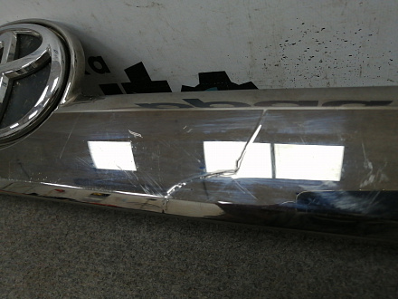AA011881; Накладка крышки багажника; под камер. ( 76801-33340) для Toyota Camry 50 (2012 — 2014)/БУ; Оригинал; Р2, Удовлетворительное; 