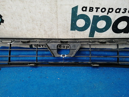 AA030971; Решетка переднего бампера верхняя; под камер. (53112-42110) для Toyota Rav4 40 рест. (2015 — 2019)/БУ; Оригинал; Р2, Удовлетворительное; 
