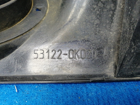 Фотография детали AA026652; Накладка на решетку радиатора (53122-0K020) для Toyota Hilux VII (2005 - 2011)/БУ; Оригинал; Р1, Мелкий дефект; . Фото номер 11