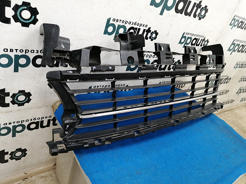 Фотография детали AA030551; Решетка переднего бампера (622542439R) для Renault Logan II (2013-2018)/БУ; Оригинал; Р1, Мелкий дефект; . Фото номер 2