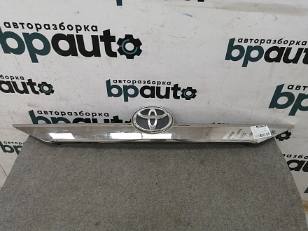 AA011869; Накладка крышки багажника; под камер. ( 76801-33340) для Toyota Camry 50 (2012 — 2014)/БУ; Оригинал; Р1, Мелкий дефект; 