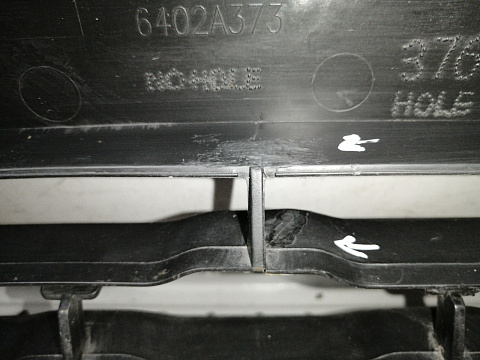 Фотография детали AA045278; Решетка переднего бампера; под паркт. (6402A373) для Mitsubishi Pajero Sport III (2015-2020)/БУ; Оригинал; Р1, Мелкий дефект; . Фото номер 18