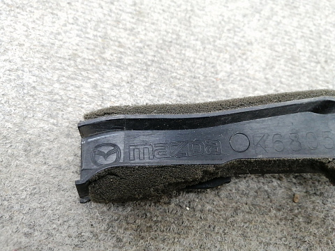 Фотография детали AA011308; Уплотнитель переднего правого крыла к двери (GS1D-56391) для Mazda 6 GH/БУ; Оригинал; Р1, Мелкий дефект; . Фото номер 3
