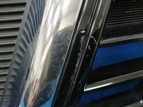 Фотография детали AA033313; Решетка радиатора (62310-BR00A) для Nissan Qashqai I рест. (2010-2013)/БУ; Оригинал; Р1, Мелкий дефект; . Фото номер 5
