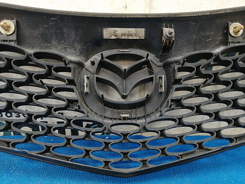 Фотография детали AA036917; Решетка радиатора (BP4K-50711) для Mazda 3 BK/БУ; Оригинал; Р0, Хорошее; (22V) Серебро. Фото номер 9