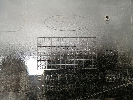 AA032247; Решетка переднего бампера центральная, глянцевая (BM51-17K945-E) для Ford Focus/БУ; Оригинал; Р1, Мелкий дефект; 