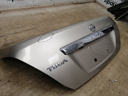 AA039140; Крышка багажника (H4300-EM1MA) для Nissan Tiida/БУ; Оригинал; Р1, Мелкий дефект; 