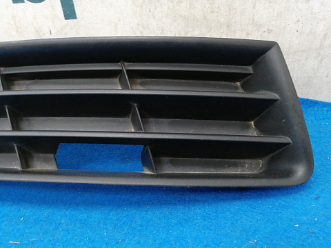 Фотография детали AA028475; Решетка переднего бампера правая (3C0853666) для Volkswagen Passat/БУ; Оригинал; Р1, Мелкий дефект; . Фото номер 2
