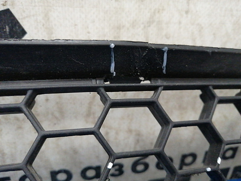 Фотография детали AA033703; Решетка переднего бампера (8200752803) для Renault Logan I рест. (2009-2015)/БУ; Оригинал; Р1, Мелкий дефект; . Фото номер 3