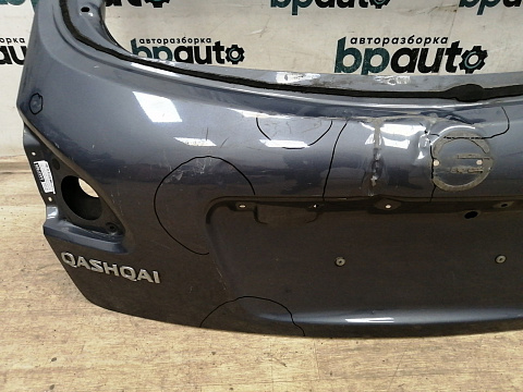 Фотография детали AA037669; Крышка багажника; без камер. (K0100BR0MA) для Nissan Qashqai/БУ; Оригинал; Р3, Под восстановление; . Фото номер 9