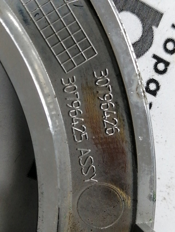 Фотография детали AA045540; Эмблема решетки радиатора (30796425) для Volvo XC60/БУ; Оригинал; Р1, Мелкий дефект; . Фото номер 11