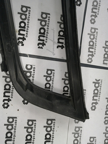 Фотография детали AA045548; Накладка ПТФ правая (5E0 807 682) для Skoda Octavia/БУ; Оригинал; Р1, Мелкий дефект; . Фото номер 6