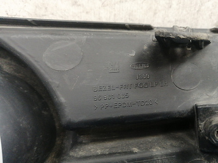 AA036725; Накладка ПТФ левая (96981085) для Chevrolet Cruze/БУ; Оригинал; Р1, Мелкий дефект; 