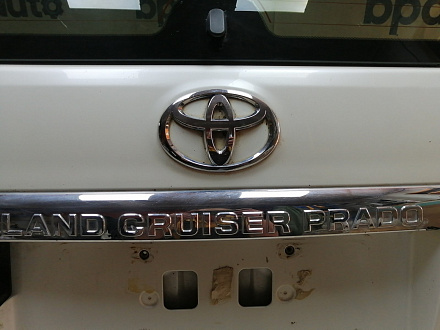 AA044896; Крышка багажника (67005-60F50) для Toyota Land Cruiser Prado 150 (2010 — 2013)/БУ; Оригинал; Р1, Мелкий дефект; (070) Белый перламутр 3х. сл.