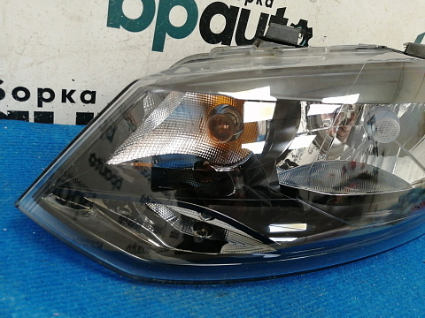 Фотография детали AA042257; Фара галоген левая (6R1941015 E) для Volkswagen Polo V Hatchback (2009-2013)/БУ; Оригинал; Р1, Мелкий дефект; . Фото номер 3
