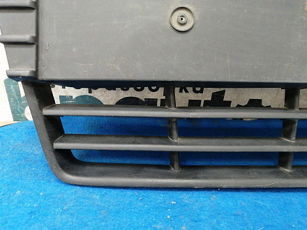 AA032235; Решетка переднего бампера центральная, матовая (BM51-17K945-A) для Ford Focus/БУ; Оригинал; Р1, Мелкий дефект; 