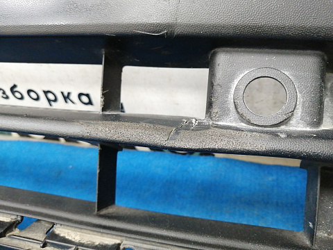 Фотография детали AA025621; Решетка переднего бампера; под паркт. (5C6853671P) для Volkswagen Jetta VI рест. (2015-2018)/БУ; Оригинал; Р1, Мелкий дефект; . Фото номер 3