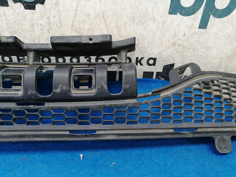 Фотография детали AA032956; Решетка переднего бампера (9673855677) для Peugeot 208 I (2012-2015)/БУ; Оригинал; Р1, Мелкий дефект; . Фото номер 3