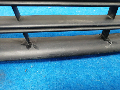 Фотография детали AA031031; Решетка переднего бампера (C1BB-17K945-A) для Ford Fiesta/БУ; Оригинал; Р1, Мелкий дефект; . Фото номер 7