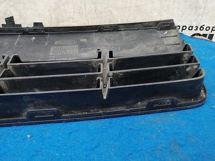 AA032242; Решетка переднего бампера центральная, матовая (BM51-17K945-A) для Ford Focus/БУ; Оригинал; Р1, Мелкий дефект; 