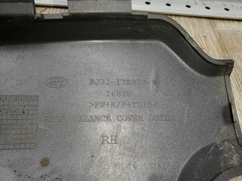 Фотография детали AA044770; Накладка заднего бампера правая (BJ3217K950B) для Land Rover Range Rover Evoque/БУ; Оригинал; Р1, Мелкий дефект; . Фото номер 11