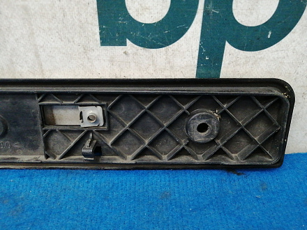 AA031231; Площадка под номер переднего бампера (52114-42020) для Toyota Rav4/БУ; Оригинал; Р1, Мелкий дефект; 
